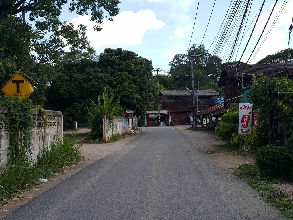 ภาพถนนตรงที่ รับซักรีด-บ้านป่ากล้วย ตั้งอยู่ ถ่ายโดย jrcarlsen พ.ศ. 2558 (2015) · A street-level view of where รับซักรีด-บ้านป่ากล้วย · Rapsakrit-ban Pa Kluai stands, by jrcarlsen in 2558 (2015)