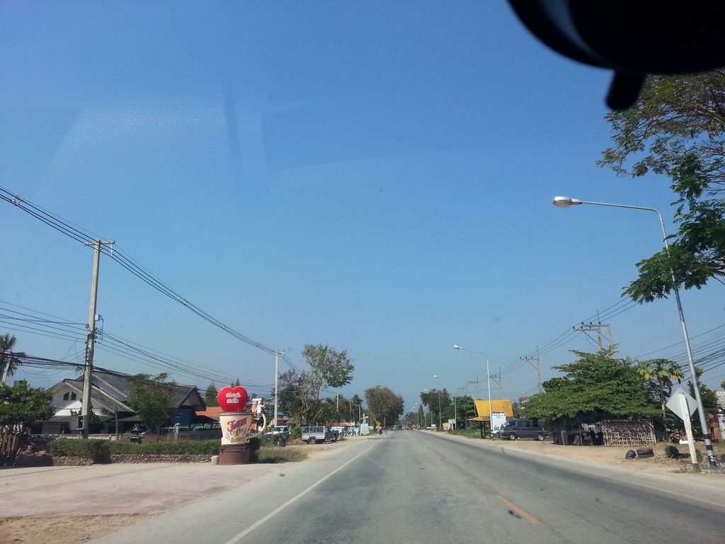 ภาพถนนตรงที่ ครัวข้าวหอม ตั้งอยู่ ถ่ายโดย mishari พ.ศ. 2558 (2015) · A street-level view of where ครัวข้าวหอม · Khruakhaohom stands, by mishari in 2558 (2015)