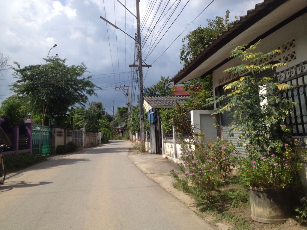 ภาพถนนตรงที่ Bee&Beans ตั้งอยู่ ถ่ายโดย jimwatana พ.ศ. 2558 (2015) · A street-level view of where Bee&Beans stands, by jimwatana in 2558 (2015)