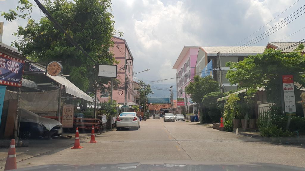 ภาพถนนตรงที่ เวียงท่ากานกาแฟสด ตั้งอยู่ ถ่ายโดย jrcarlsen พ.ศ. 2565 (2022) · A street-level view of where เวียงท่ากานกาแฟสด · Wiang Tha Kan Kafaetda stands, by jrcarlsen in 2565 (2022)