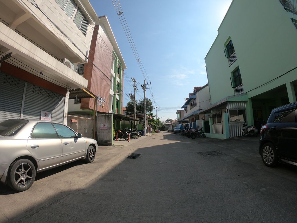 ภาพถนนตรงที่ SR Place ตั้งอยู่ ถ่ายโดย chanuwath_grab พ.ศ. 2562 (2019) · A street-level view of where SR Place stands, by chanuwath_grab in 2562 (2019)