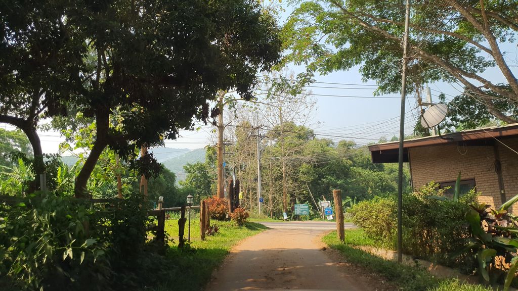 ภาพถนนตรงที่ White Buffalo Inn ตั้งอยู่ ถ่ายโดย jrcarlsen พ.ศ. 2565 (2022) · A street-level view of where White Buffalo Inn stands, by jrcarlsen in 2565 (2022)