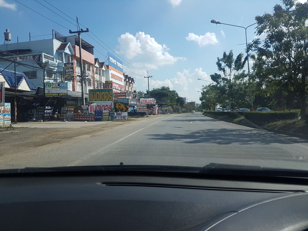 ภาพถนนตรงที่ เสกข์ท่อไอเสีย ตั้งอยู่ ถ่ายโดย ekkarin พ.ศ. 2561 (2018) · A street-level view of where เสกข์ท่อไอเสีย · Sek Thoaisia stands, by ekkarin in 2561 (2018)