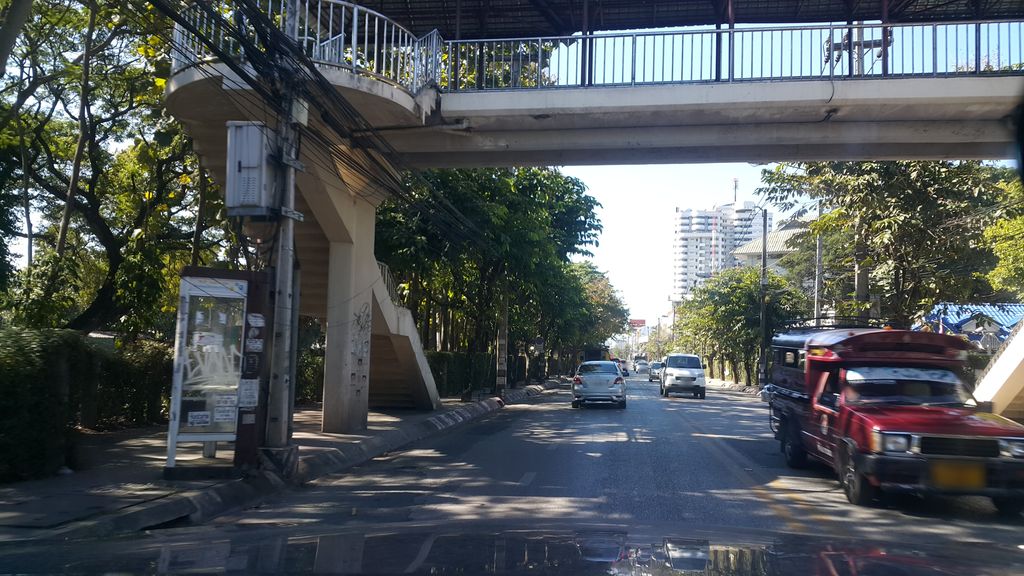 ภาพถนนตรงที่ My house is your house ตั้งอยู่ ถ่ายโดย jrcarlsen พ.ศ. 2561 (2018) · A street-level view of where My house is your house stands, by jrcarlsen in 2561 (2018)
