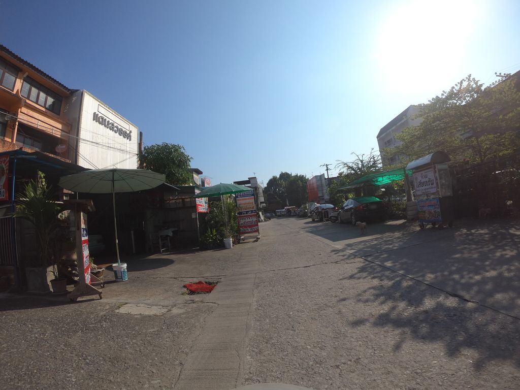 ภาพถนนตรงที่ Penn.izakaya ตั้งอยู่ ถ่ายโดย chanuwath_grab พ.ศ. 2562 (2019) · A street-level view of where Penn.izakaya stands, by chanuwath_grab in 2562 (2019)