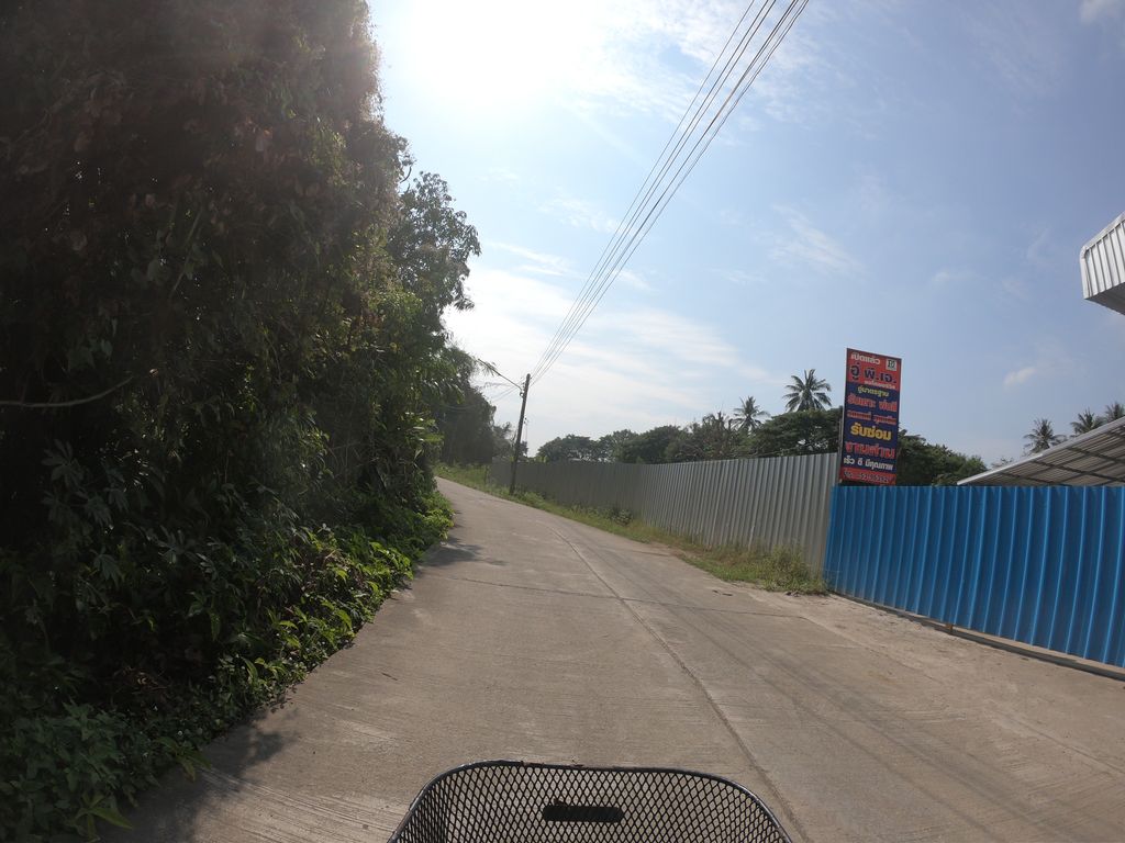 ภาพถนนตรงที่ อู่ พี.เจ ออโตเซอร์วิส ตั้งอยู่ ถ่ายโดย chanuwath_grab พ.ศ. 2562 (2019) · A street-level view of where อู่ พี.เจ ออโตเซอร์วิส · U Phi.J Otosoewit stands, by chanuwath_grab in 2562 (2019)