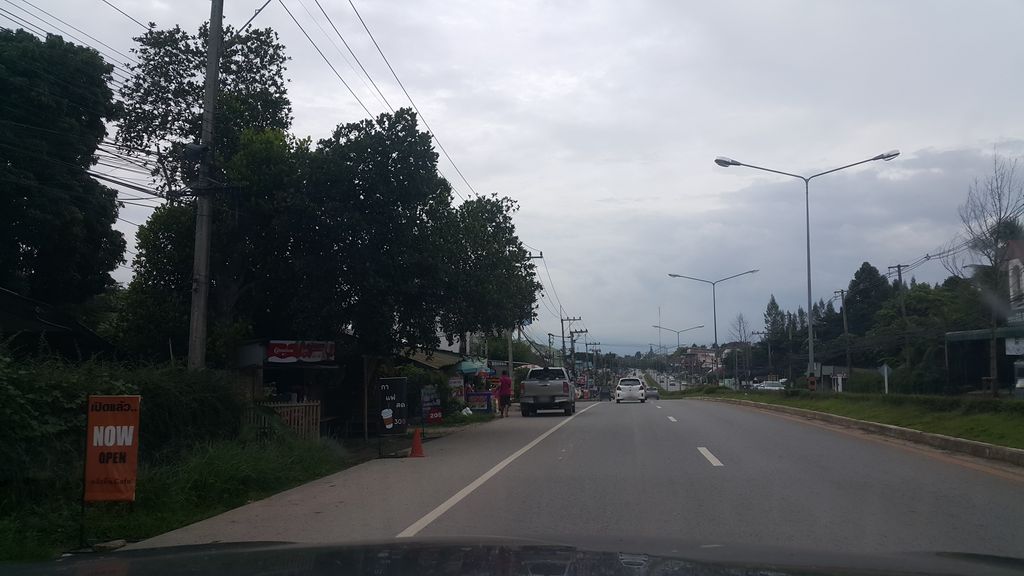ภาพถนนตรงที่ Banana KABB. ตั้งอยู่ ถ่ายโดย jrcarlsen พ.ศ. 2561 (2018) · A street-level view of where Banana KABB. stands, by jrcarlsen in 2561 (2018)
