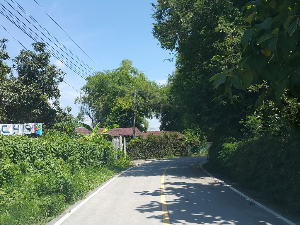 ภาพถนนตรงที่ Monle Farm ตั้งอยู่ ถ่ายโดย jrcarlsen พ.ศ. 2558 (2015) · A street-level view of where Monle Farm stands, by jrcarlsen in 2558 (2015)