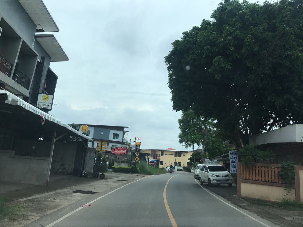 ภาพถนนตรงที่ Let's to joy bistro_Santitham ตั้งอยู่ ถ่ายโดย prasert พ.ศ. 2561 (2018) · A street-level view of where Let's to joy bistro_Santitham stands, by prasert in 2561 (2018)