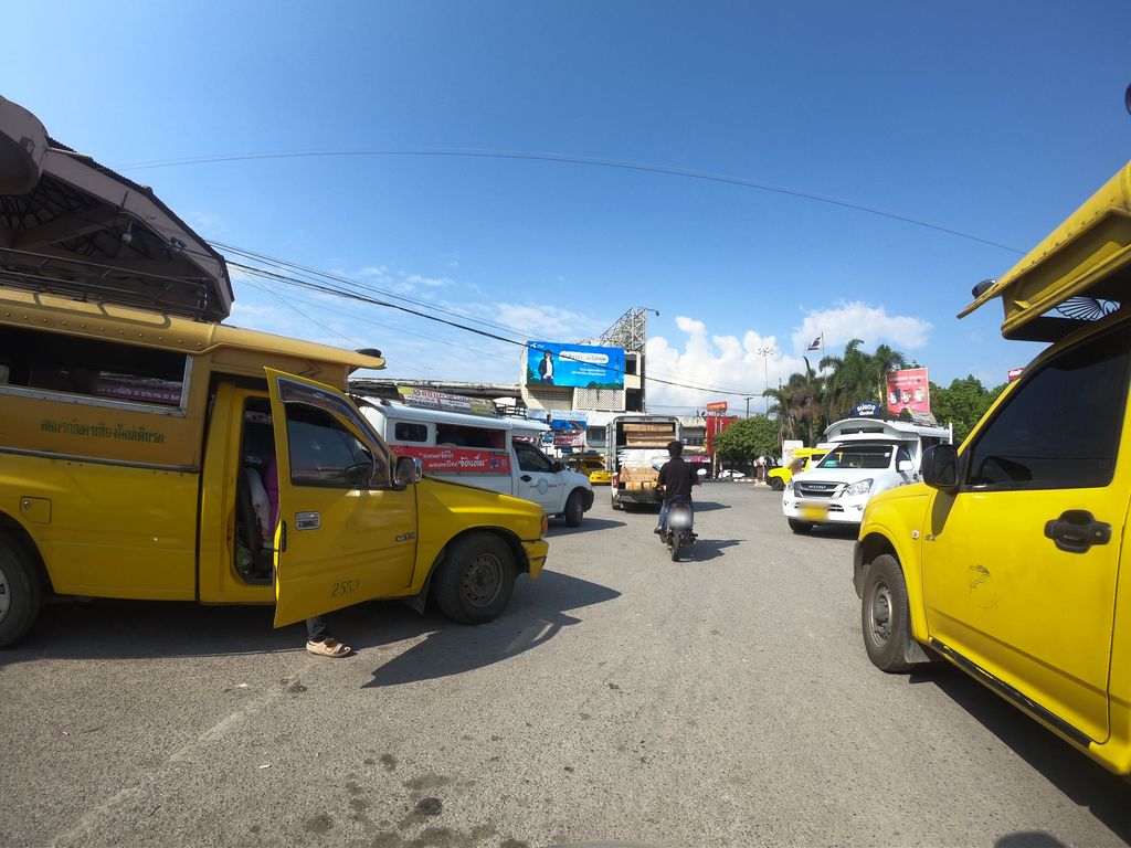 ภาพถนนตรงที่ Kalapao Cafe' ตั้งอยู่ ถ่ายโดย chanuwath_grab พ.ศ. 2562 (2019) · A street-level view of where Kalapao Cafe' stands, by chanuwath_grab in 2562 (2019)