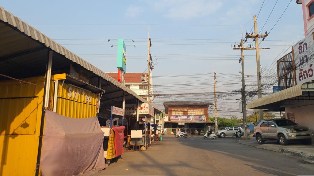 ภาพถนนตรงที่ super sister ตั้งอยู่ ถ่ายโดย jrcarlsen พ.ศ. 2566 (2023) · A street-level view of where super sister stands, by jrcarlsen in 2566 (2023)