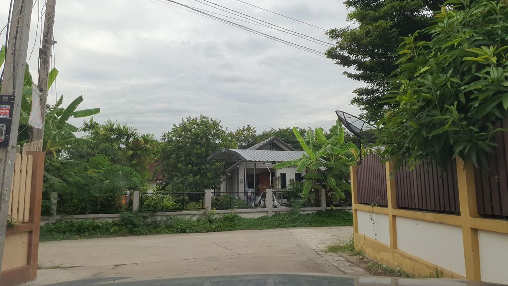 ภาพถนนตรงที่ ดวงแสง เฮ้าส์ สันกำแพง ตั้งอยู่ ถ่ายโดย jrcarlsen พ.ศ. 2565 (2022) · A street-level view of where ดวงแสง เฮ้าส์ สันกำแพง · Duangsaeng House San Kamphaeng stands, by jrcarlsen in 2565 (2022)