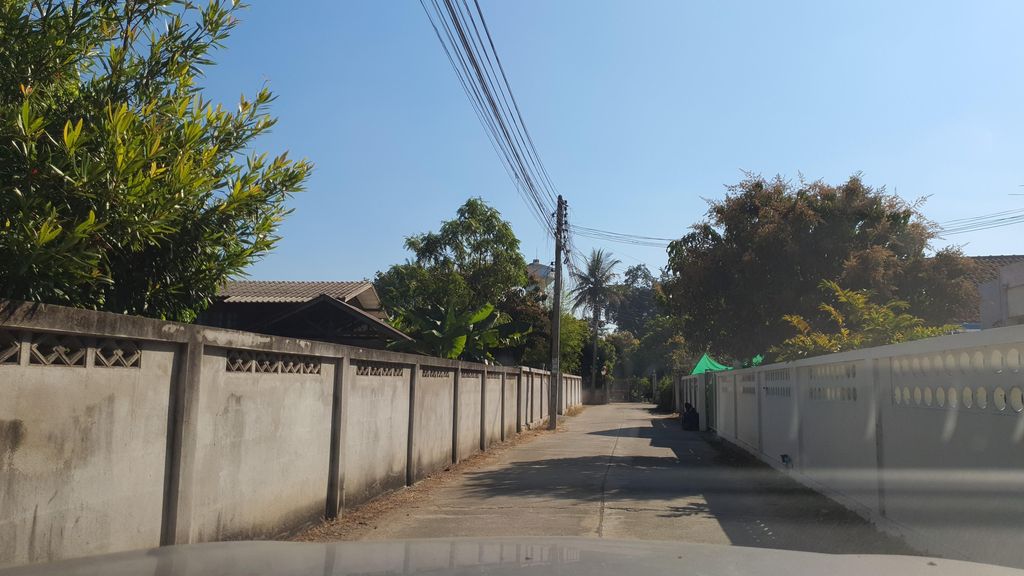 ภาพถนนตรงที่ June Ka Prao ตั้งอยู่ ถ่ายโดย jrcarlsen พ.ศ. 2565 (2022) · A street-level view of where June Ka Prao stands, by jrcarlsen in 2565 (2022)