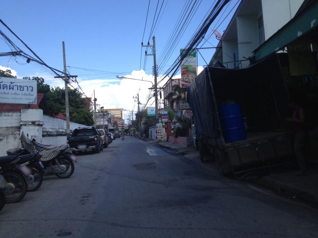 ภาพถนนตรงที่ เพาะฟาร์มฮัก ตั้งอยู่ ถ่ายโดย jimwatana พ.ศ. 2558 (2015) · A street-level view of where เพาะฟาร์มฮัก · Phofamhak stands, by jimwatana in 2558 (2015)