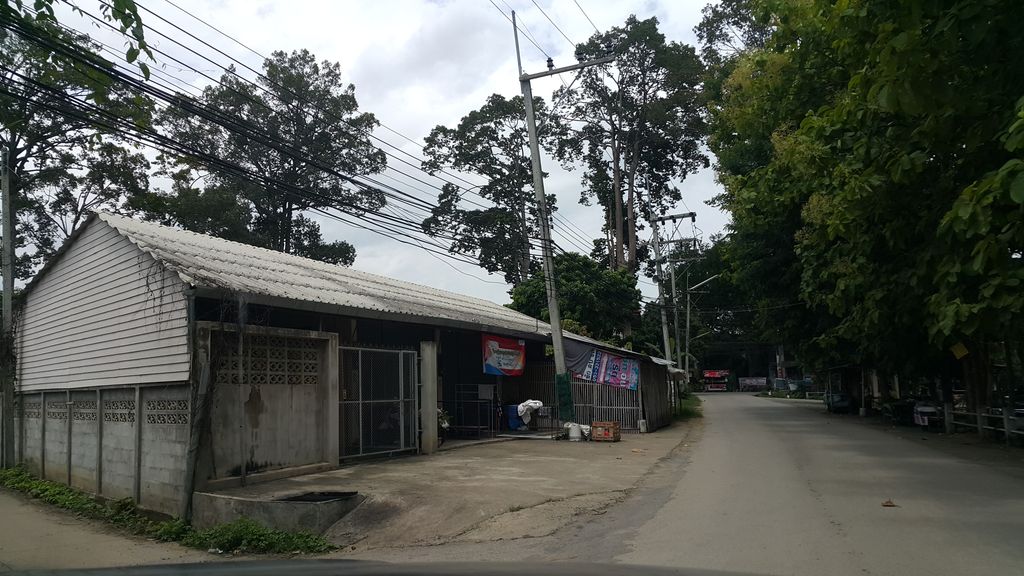 ภาพถนนตรงที่ ลานหน้าวัดกองทราย ตั้งอยู่ ถ่ายโดย jrcarlsen พ.ศ. 2559 (2016) · A street-level view of where ลานหน้าวัดกองทราย · Lan Na Wat Kongsai stands, by jrcarlsen in 2559 (2016)