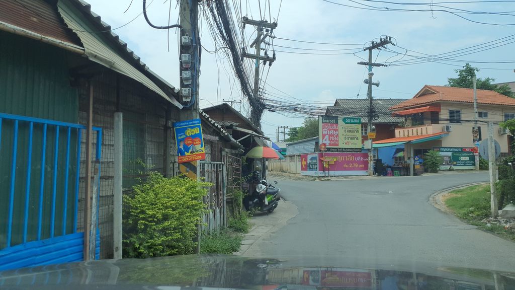ภาพถนนตรงที่ Mini Grill ตั้งอยู่ ถ่ายโดย jrcarlsen พ.ศ. 2564 (2021) · A street-level view of where Mini Grill stands, by jrcarlsen in 2564 (2021)