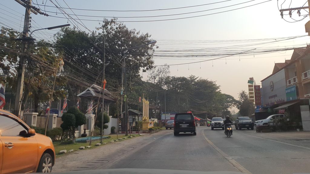 ภาพถนนตรงที่ ต้มเลือดหมู ปั้นบุญหมูเด้ง ตั้งอยู่ ถ่ายโดย jrcarlsen พ.ศ. 2566 (2023) · A street-level view of where ต้มเลือดหมู ปั้นบุญหมูเด้ง · Tomlueatmu Pan Bun Mudeng stands, by jrcarlsen in 2566 (2023)
