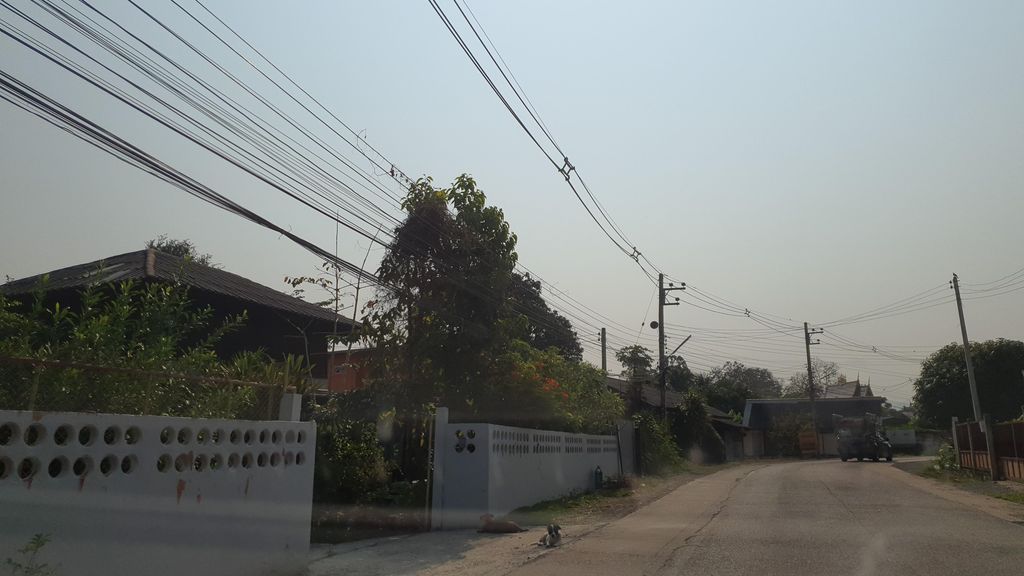 ภาพถนนตรงที่ ร้านก๋วยเตี๋ยวบ้านยายอมร ตั้งอยู่ ถ่ายโดย jrcarlsen พ.ศ. 2565 (2022) · A street-level view of where ร้านก๋วยเตี๋ยวบ้านยายอมร · Ran Kuaitiao Ban Yai Amon stands, by jrcarlsen in 2565 (2022)