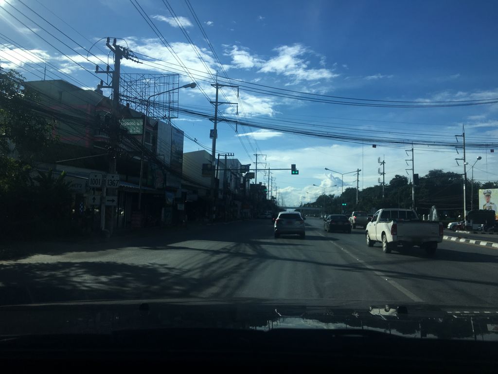 ภาพถนนตรงที่ ร้านทำเล็บแม่โจ้ ตั้งอยู่ ถ่ายโดย wapriz พ.ศ. 2561 (2018) · A street-level view of where ร้านทำเล็บแม่โจ้ · Ran Thamlepmaecho stands, by wapriz in 2561 (2018)