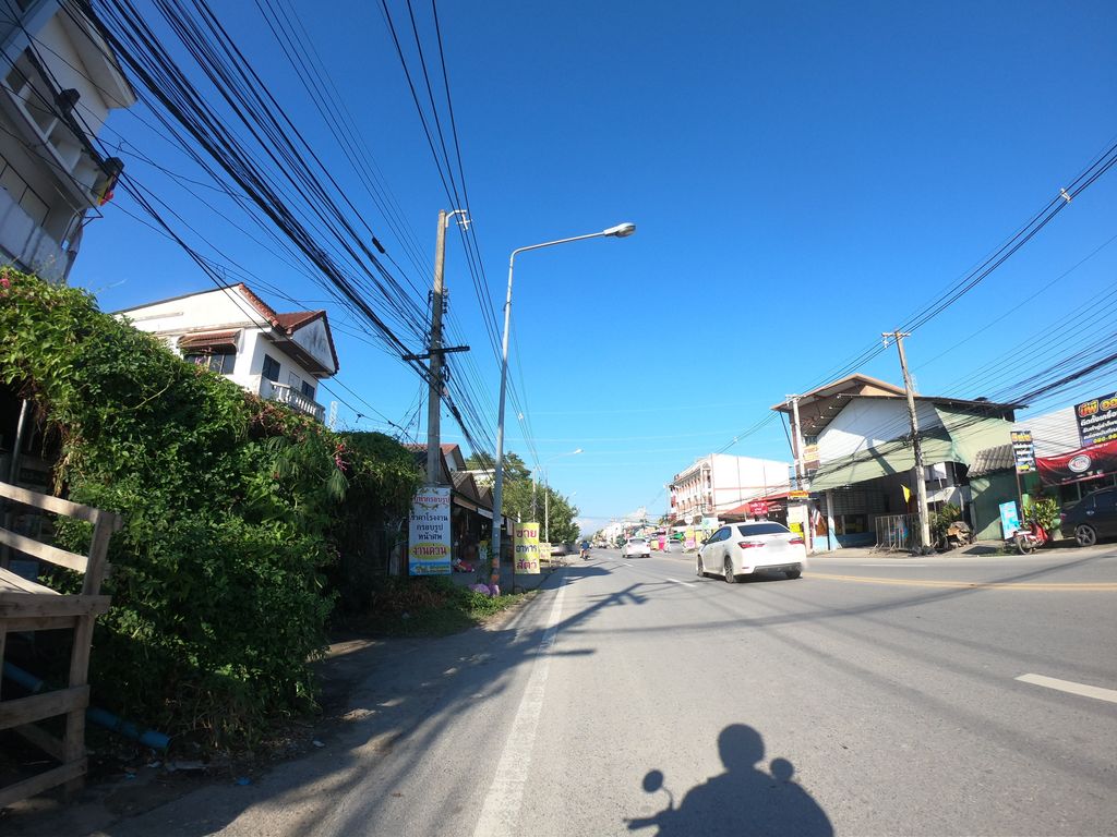 ภาพถนนตรงที่ เมย์อาหารสัตว์ เชียงใหม่ ตั้งอยู่ ถ่ายโดย chanuwath_grab พ.ศ. 2562 (2019) · A street-level view of where เมย์อาหารสัตว์ เชียงใหม่ · May Ahansat Chiang Mai stands, by chanuwath_grab in 2562 (2019)