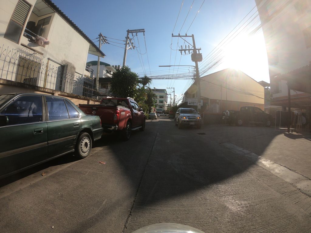 ภาพถนนตรงที่ Aodadd Car Wash ตั้งอยู่ ถ่ายโดย chanuwath_grab พ.ศ. 2562 (2019) · A street-level view of where Aodadd Car Wash stands, by chanuwath_grab in 2562 (2019)