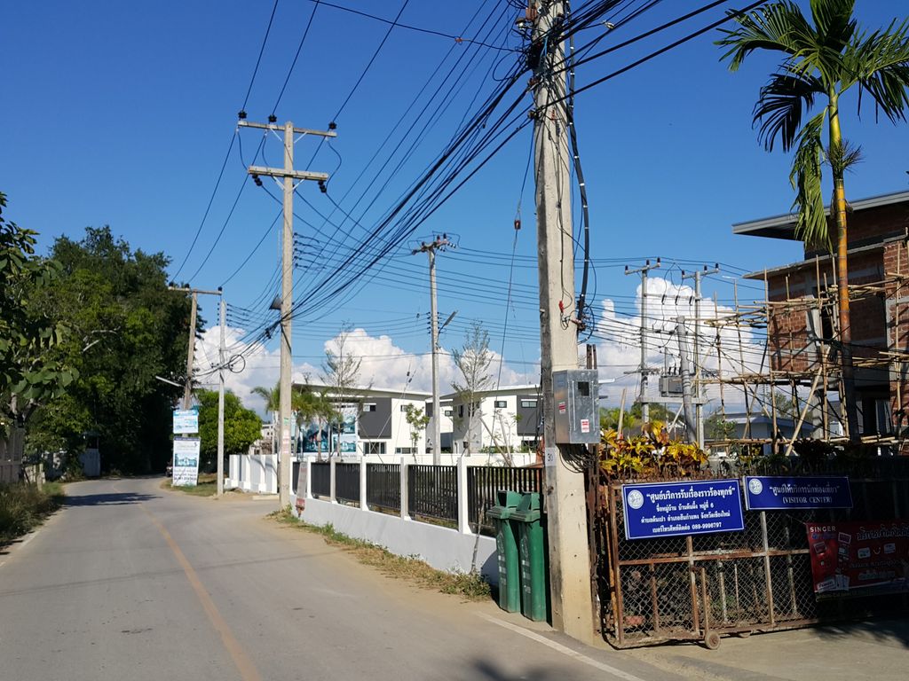 ภาพถนนตรงที่ Arm Bar House ตั้งอยู่ ถ่ายโดย jrcarlsen พ.ศ. 2558 (2015) · A street-level view of where Arm Bar House stands, by jrcarlsen in 2558 (2015)