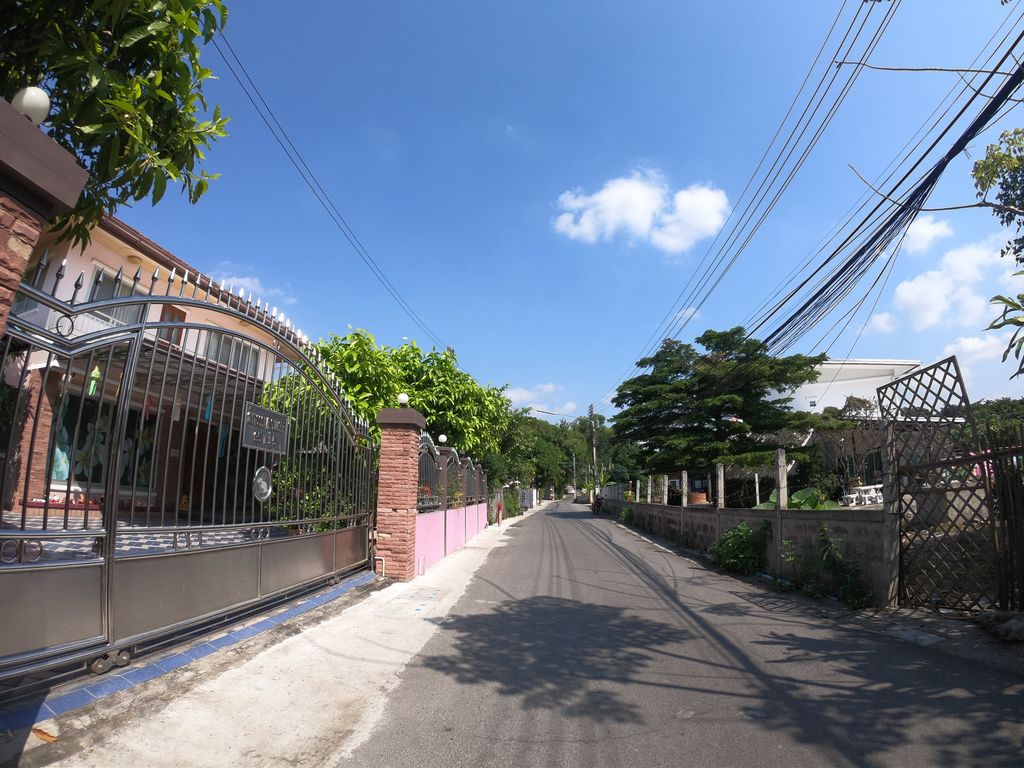 ภาพถนนตรงที่ เอ็นที เรสซิเดนส์ ตั้งอยู่ ถ่ายโดย chanuwath_grab พ.ศ. 2562 (2019) · A street-level view of where เอ็นที เรสซิเดนส์ · Enthi Retsiden stands, by chanuwath_grab in 2562 (2019)