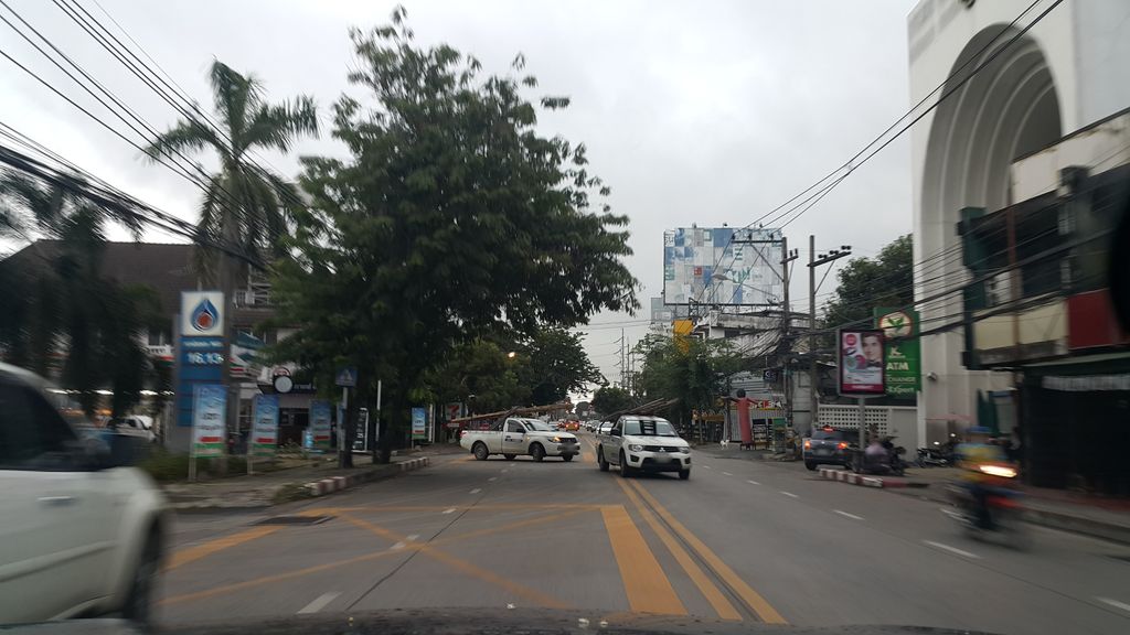 ภาพถนนตรงที่ The Metal Garage CNX ตั้งอยู่ ถ่ายโดย jrcarlsen พ.ศ. 2559 (2016) · A street-level view of where The Metal Garage CNX stands, by jrcarlsen in 2559 (2016)