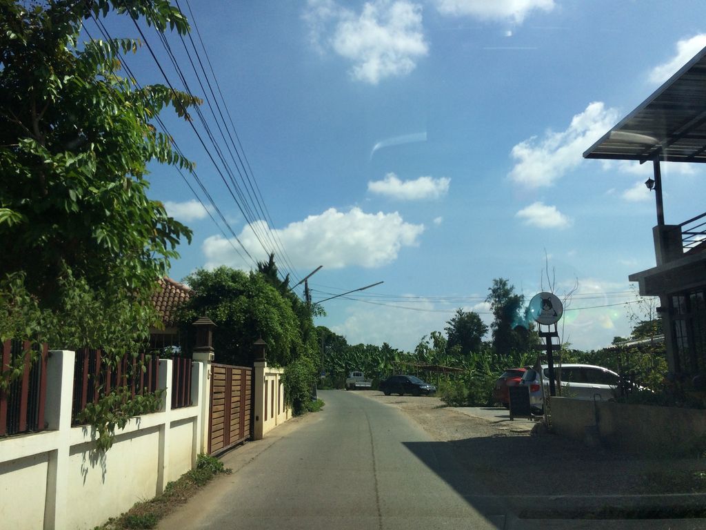 ภาพถนนตรงที่ Meo Cafe ตั้งอยู่ ถ่ายโดย prasert พ.ศ. 2559 (2016) · A street-level view of where Meo Cafe stands, by prasert in 2559 (2016)