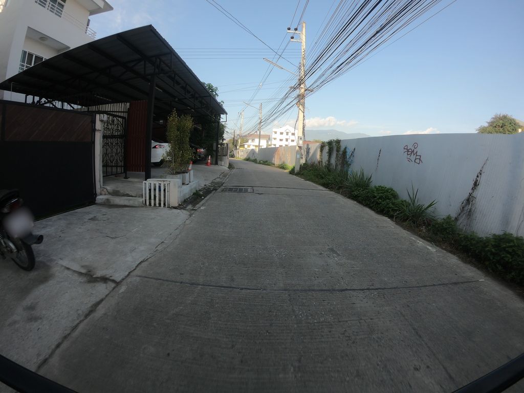 ภาพถนนตรงที่ Chiang Mai Thai Massage ตั้งอยู่ ถ่ายโดย chanuwath_grab พ.ศ. 2562 (2019) · A street-level view of where Chiang Mai Thai Massage stands, by chanuwath_grab in 2562 (2019)