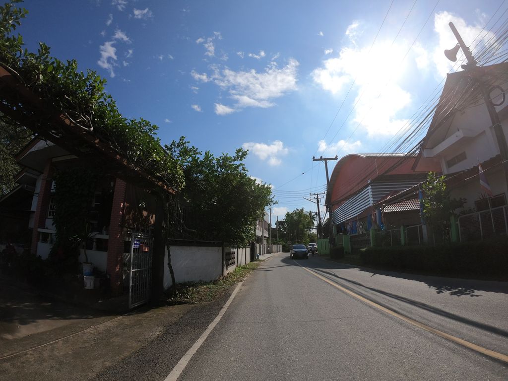 ภาพถนนตรงที่ ศูนย์บริการสาธารณสุขเทศบาลตำบลสันนาเม็ง ตั้งอยู่ ถ่ายโดย chanuwath_grab พ.ศ. 2562 (2019) · A street-level view of where ศูนย์บริการสาธารณสุขเทศบาลตำบลสันนาเม็ง · Brikan Sathannasuk Thetsaban Tambon San Nameng Centre stands, by chanuwath_grab in 2562 (2019)
