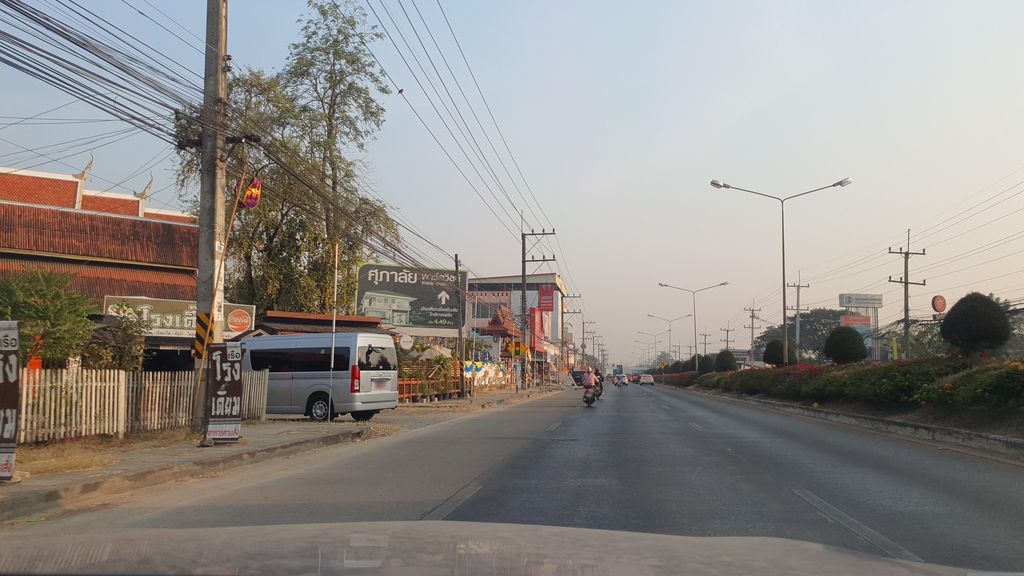 ภาพถนนตรงที่ เตี๋ยวเรือน้องโบว์ สาขาหางดง ตั้งอยู่ ถ่ายโดย jrcarlsen พ.ศ. 2566 (2023) · A street-level view of where เตี๋ยวเรือน้องโบว์ สาขาหางดง · Tiaoruea Nongbo Sakha Hang Dong stands, by jrcarlsen in 2566 (2023)