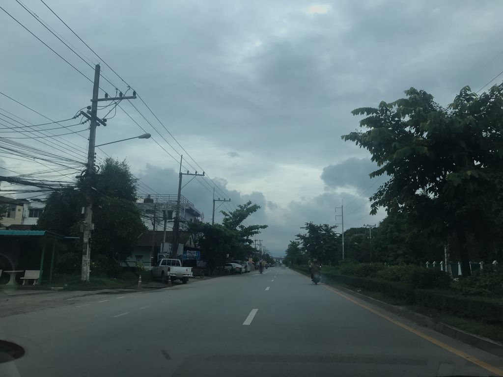 ภาพถนนตรงที่ ซุปกระดูกแม่โจ้ ตั้งอยู่ ถ่ายโดย prasert พ.ศ. 2561 (2018) · A street-level view of where ซุปกระดูกแม่โจ้ · Supkraduk Mae Jo stands, by prasert in 2561 (2018)