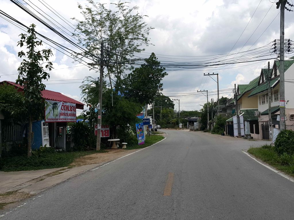 ภาพถนนตรงที่ เชียงใหม่ มาสคอต ตั้งอยู่ ถ่ายโดย jrcarlsen พ.ศ. 2558 (2015) · A street-level view of where เชียงใหม่ มาสคอต · Chiang Mai Matkhot stands, by jrcarlsen in 2558 (2015)