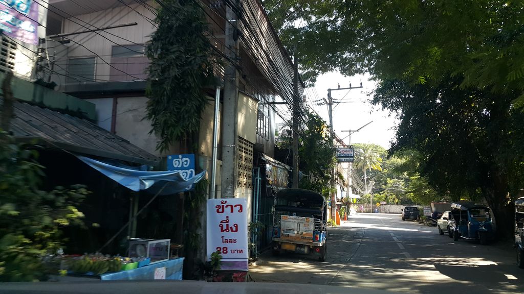 ภาพถนนตรงที่ Kittens' Cup Café ตั้งอยู่ ถ่ายโดย jrcarlsen พ.ศ. 2559 (2016) · A street-level view of where Kittens' Cup Café stands, by jrcarlsen in 2559 (2016)