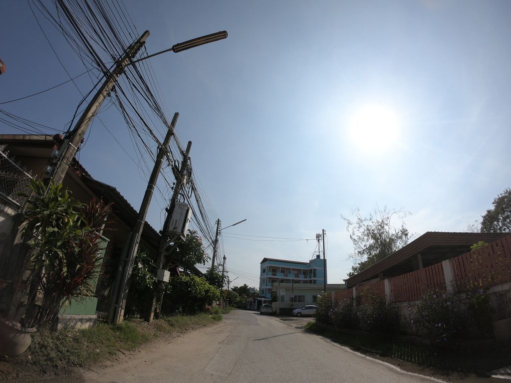 ภาพถนนตรงที่ ลูกชิ้นทองสุขสาขา๒ ตั้งอยู่ ถ่ายโดย chanuwath_grab พ.ศ. 2562 (2019) · A street-level view of where ลูกชิ้นทองสุขสาขา๒ · Lukchin Thong Suk Sakha stands, by chanuwath_grab in 2562 (2019)