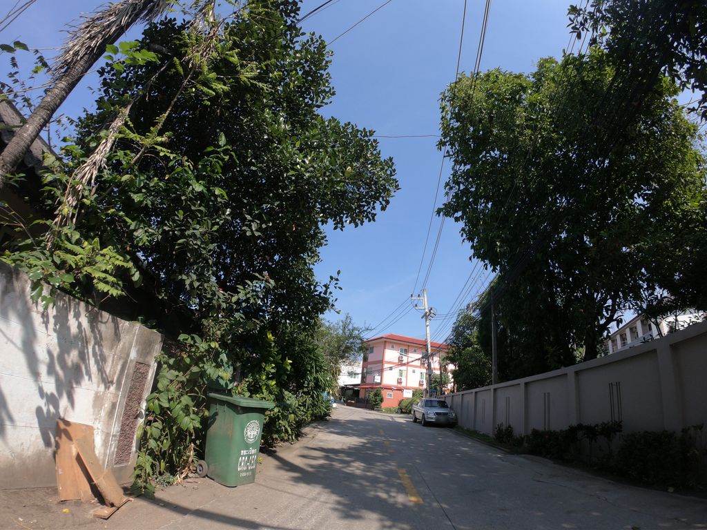 ภาพถนนตรงที่ หอพักใบบุญ ตั้งอยู่ ถ่ายโดย chanuwath_grab พ.ศ. 2562 (2019) · A street-level view of where หอพักใบบุญ · Baibun Dormitory stands, by chanuwath_grab in 2562 (2019)
