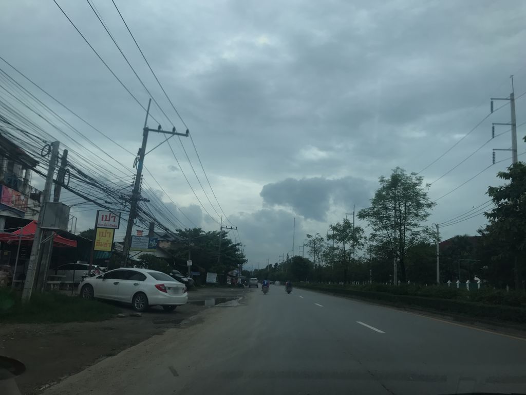 ภาพถนนตรงที่ โฮ้ว ตั้งอยู่ ถ่ายโดย prasert พ.ศ. 2561 (2018) · A street-level view of where โฮ้ว · Hoo stands, by prasert in 2561 (2018)