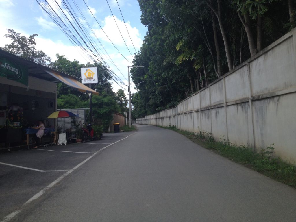ภาพถนนตรงที่ Oilcandy Nail ตั้งอยู่ ถ่ายโดย jimwatana พ.ศ. 2558 (2015) · A street-level view of where Oilcandy Nail stands, by jimwatana in 2558 (2015)