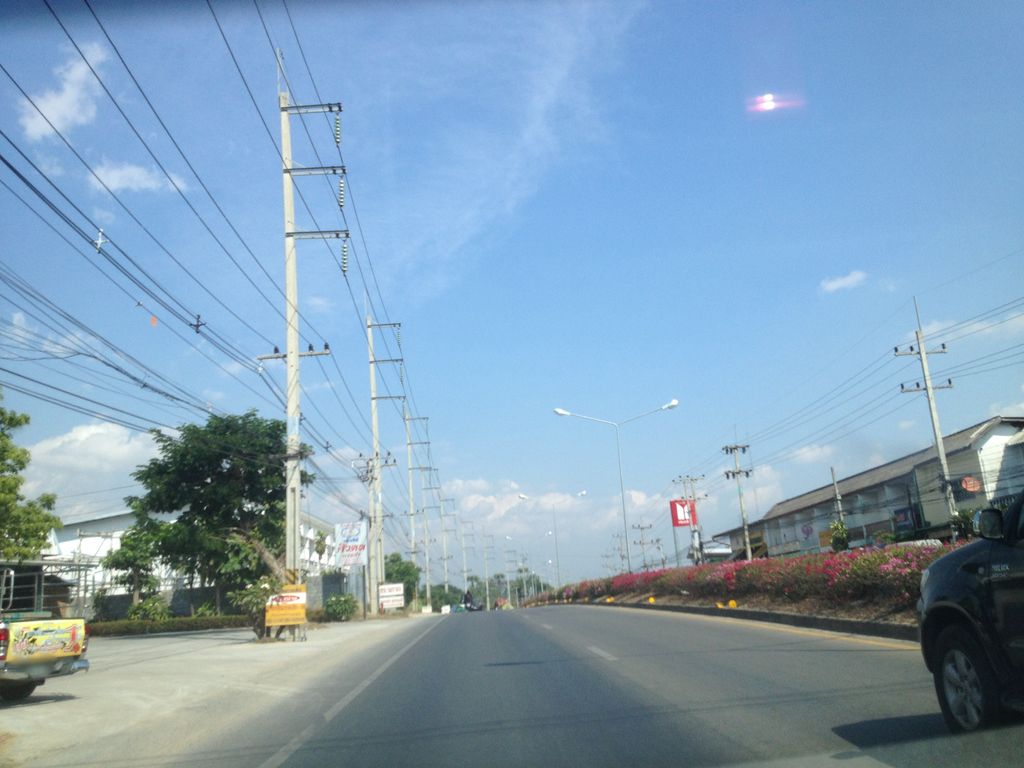 ภาพถนนตรงที่ ไดนาสตี้ ไทล์ท้อป จอมทอง ตั้งอยู่ ถ่ายโดย jimwatana พ.ศ. 2558 (2015) · A street-level view of where ไดนาสตี้ ไทล์ท้อป จอมทอง · Dainatti Thaithop Chom Thong stands, by jimwatana in 2558 (2015)