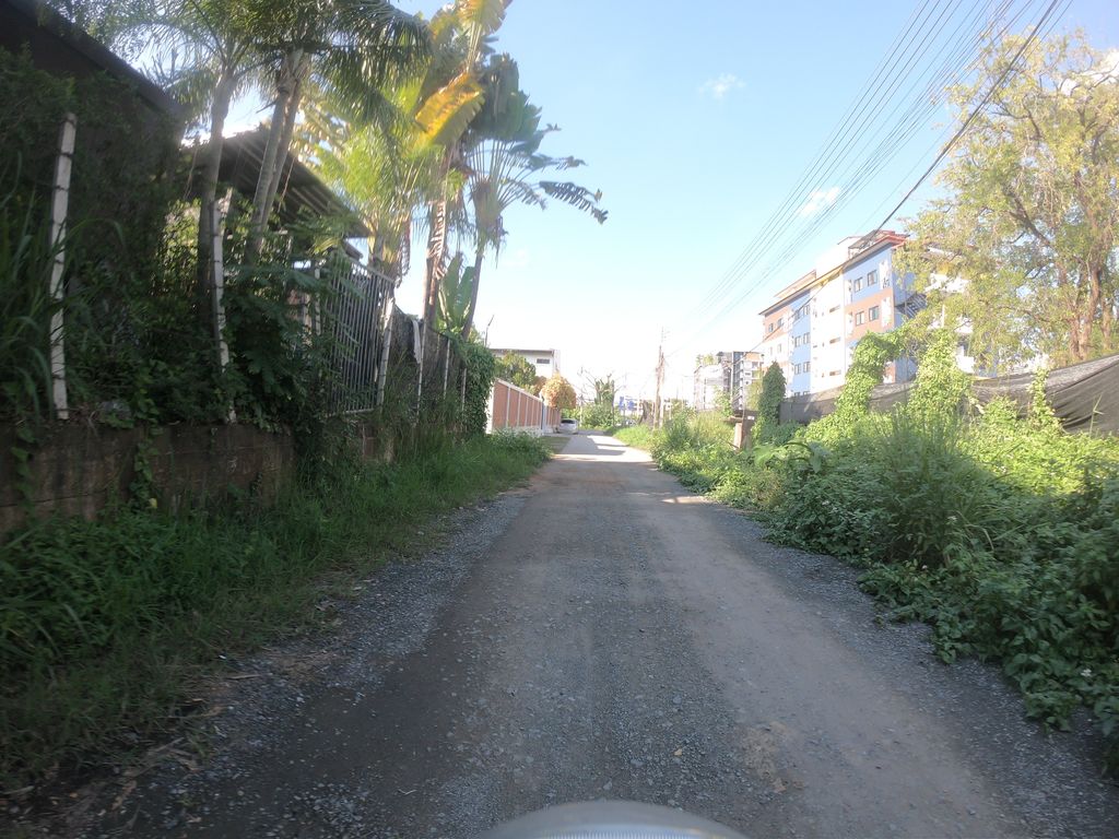 ภาพถนนตรงที่ PiTi Camp - ปิติ แคมป์ ตั้งอยู่ ถ่ายโดย chanuwath_grab พ.ศ. 2562 (2019) · A street-level view of where PiTi Camp - ปิติ แคมป์ stands, by chanuwath_grab in 2562 (2019)