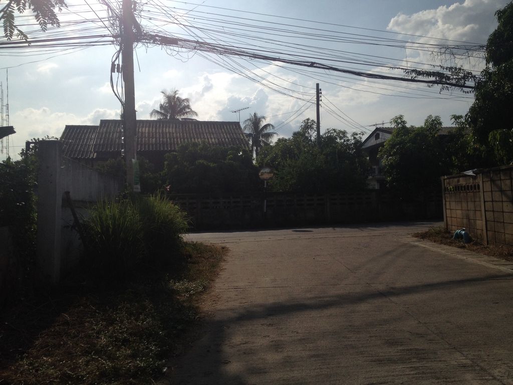 ภาพถนนตรงที่ บ้านโขงขาว บ้านแหวน ตั้งอยู่ ถ่ายโดย jimwatana พ.ศ. 2558 (2015) · A street-level view of where บ้านโขงขาว บ้านแหวน · Ban Khongkhao Ban Waen stands, by jimwatana in 2558 (2015)