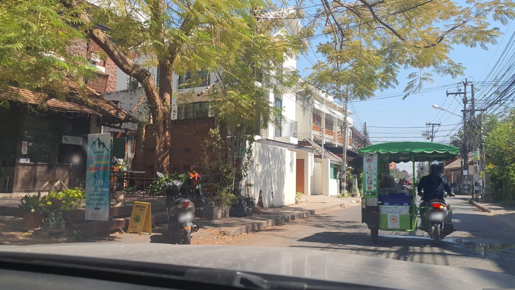 ภาพถนนตรงที่ ดีใจ การ์เด้นท์ ตั้งอยู่ ถ่ายโดย jrcarlsen พ.ศ. 2566 (2023) · A street-level view of where ดีใจ การ์เด้นท์ · Dichai Garden stands, by jrcarlsen in 2566 (2023)