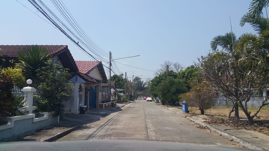 ภาพถนนตรงที่ Arb Pa Home & Cafe at Mae on ตั้งอยู่ ถ่ายโดย jrcarlsen พ.ศ. 2560 (2017) · A street-level view of where Arb Pa Home & Cafe at Mae on stands, by jrcarlsen in 2560 (2017)