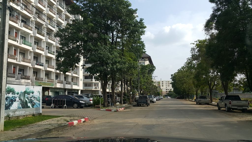 ภาพถนนตรงที่ Vision Condo Chiangmai ตั้งอยู่ ถ่ายโดย jrcarlsen พ.ศ. 2559 (2016) · A street-level view of where Vision Condo Chiangmai stands, by jrcarlsen in 2559 (2016)