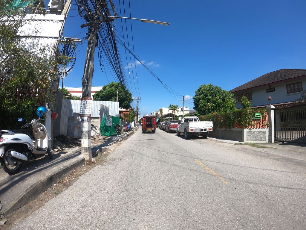 ภาพถนนตรงที่ Nanta Baker ตั้งอยู่ ถ่ายโดย chanuwath_grab พ.ศ. 2562 (2019) · A street-level view of where Nanta Baker stands, by chanuwath_grab in 2562 (2019)