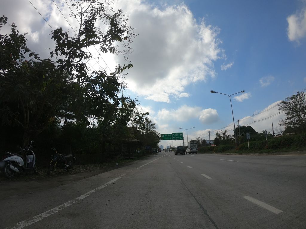 ภาพถนนตรงที่ กรีน เรส ตั้งอยู่ ถ่ายโดย chanuwath_grab พ.ศ. 2562 (2019) · A street-level view of where กรีน เรส · Green Ret stands, by chanuwath_grab in 2562 (2019)