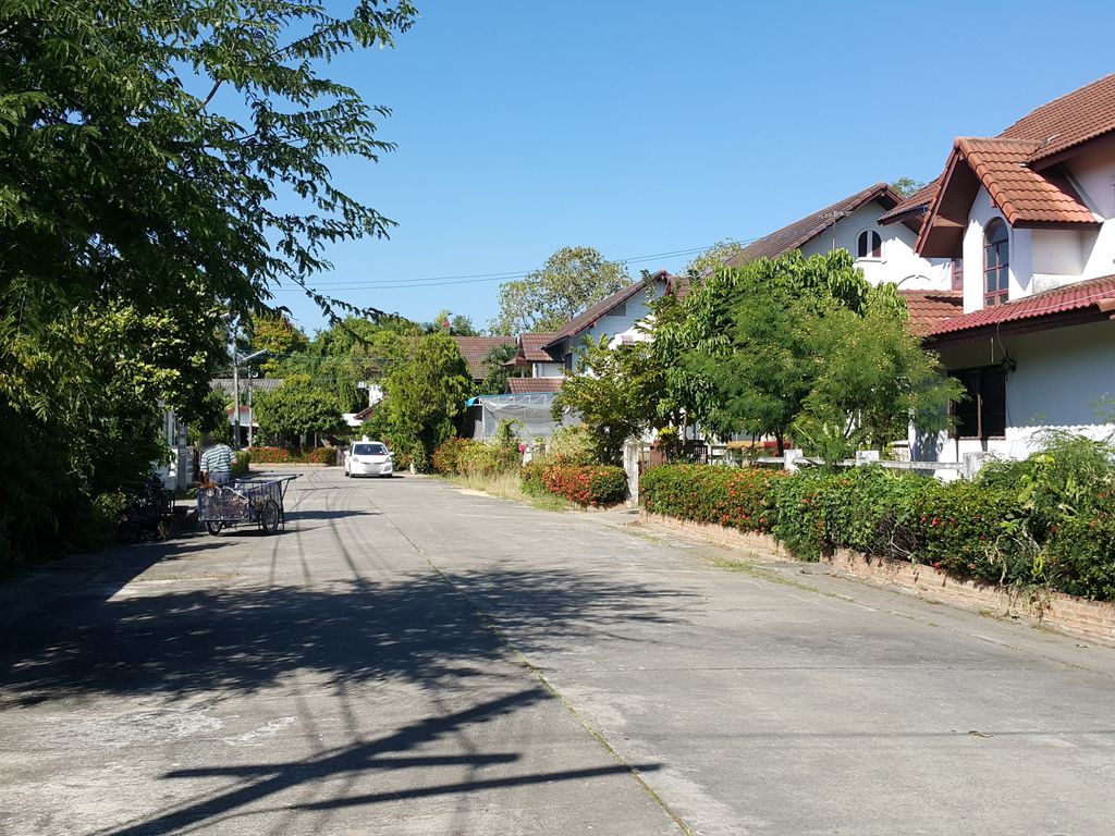 ภาพถนนตรงที่ Sansui Japanese ตั้งอยู่ ถ่ายโดย jrcarlsen พ.ศ. 2557 (2014) · A street-level view of where Sansui Japanese stands, by jrcarlsen in 2557 (2014)