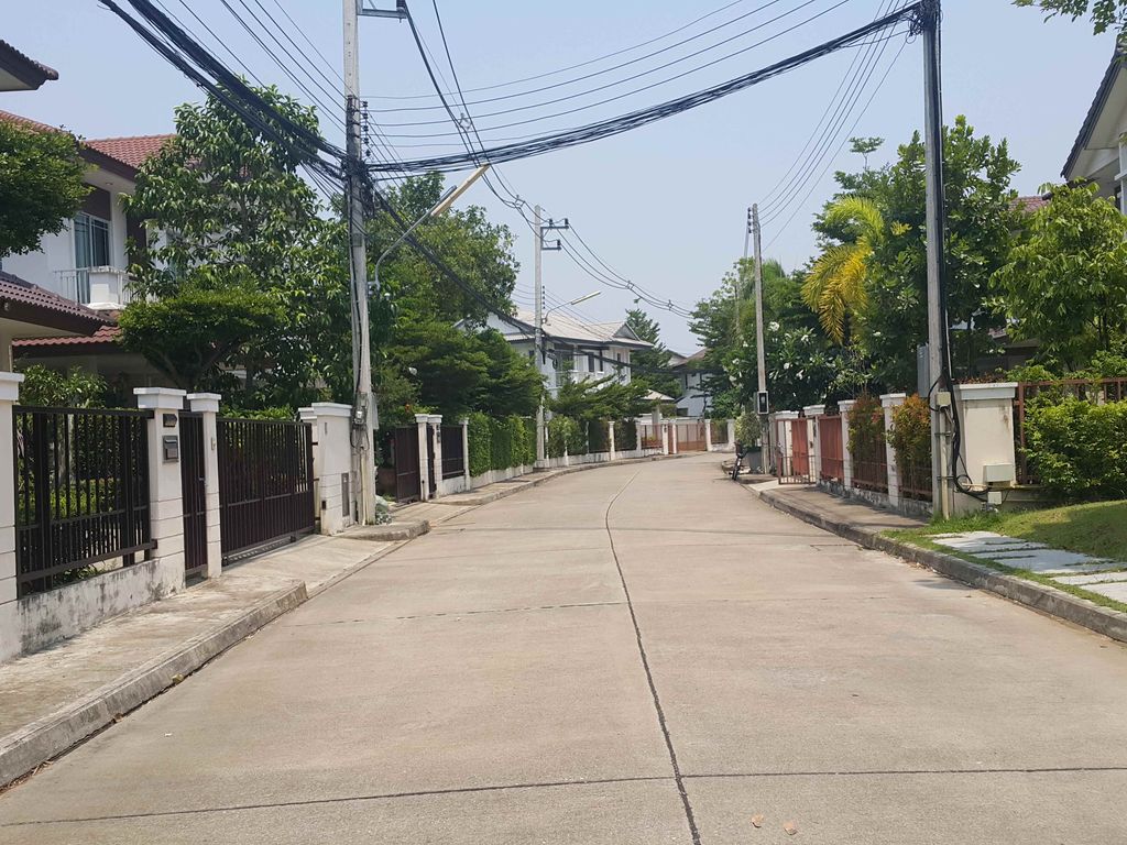 ภาพถนนตรงที่ สโมสรหมู่บ้านสีวลี ตั้งอยู่ ถ่ายโดย jrcarlsen พ.ศ. 2558 (2015) · A street-level view of where สโมสรหมู่บ้านสีวลี · Samotra Mu Ban Sioli stands, by jrcarlsen in 2558 (2015)
