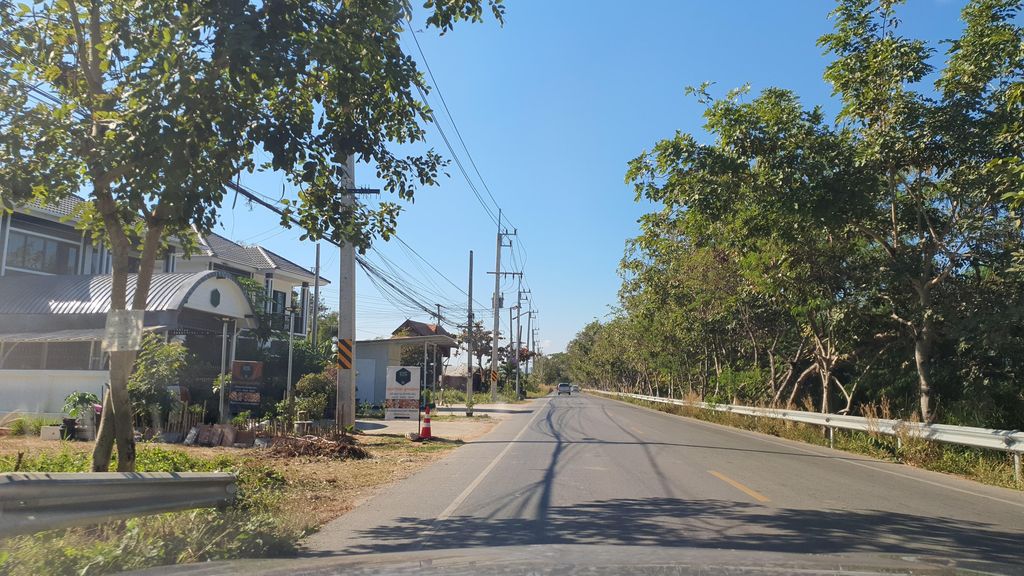 ภาพถนนตรงที่ บ.แลคตาซอยสาขาเชียงใหม่ ตั้งอยู่ ถ่ายโดย jrcarlsen พ.ศ. 2565 (2022) · A street-level view of where บ.แลคตาซอยสาขาเชียงใหม่ · Ba.laekta Soi Sakha Chiang Mai stands, by jrcarlsen in 2565 (2022)